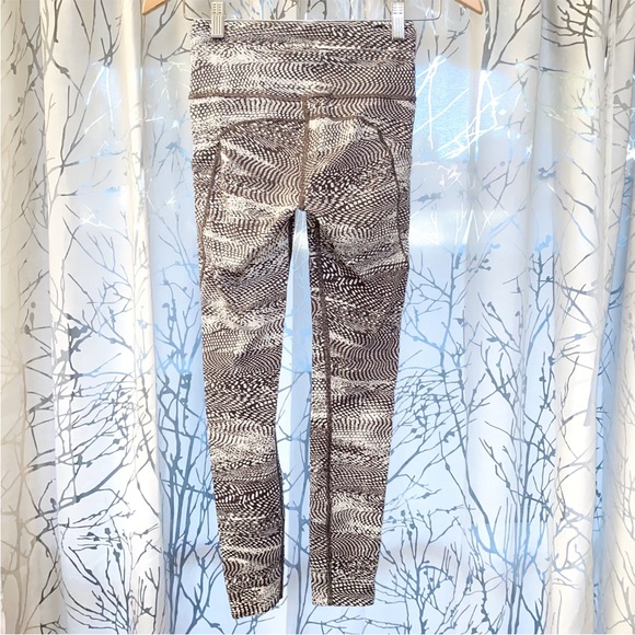 Lululemon fast & free white grey print high waisted side pockets leggings - Picture 2 of 8